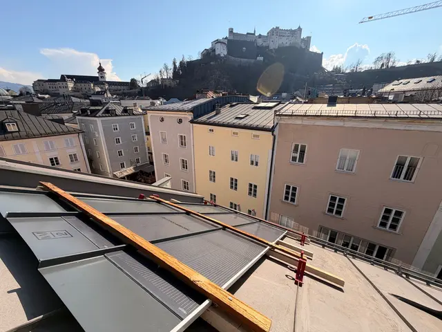 Ein historisches Gebäude in der Salzburger Altstadt erhält ein vollständig integriertes Solardach.  | Foto: Strobl Architekten/Roofit.Solar
