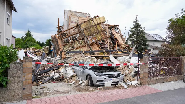 Spur der Verwüstung nach der Hausexplosion in Floridsdorf. Der 93-jährige Hausbewohner, der bis dato nicht einvernommen werden konnte, steht im Verdacht, die Explosion mutwillig verursacht zu haben. | Foto: Andreas Pölzl/MeinBezirk
