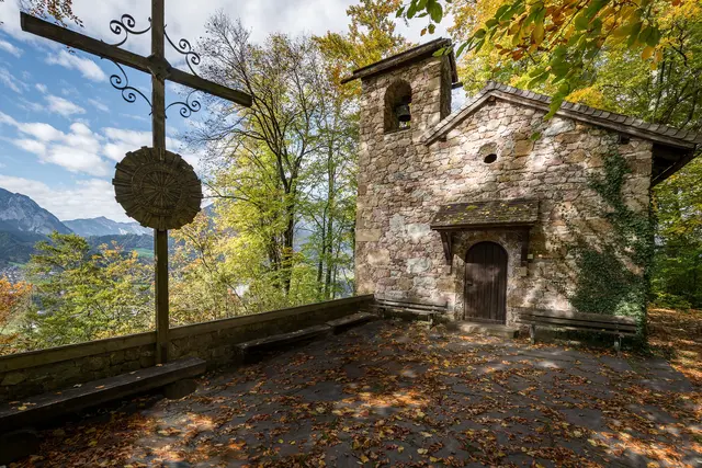 Ruine Rottenburg hoch über Rotholz – entlang des Bibelwegs führen Waldpfade zu den alten Burgmauern und zur Notburga-Fichte – stets mit weitem Blick über das Inntal. | Foto: Angélica Morales