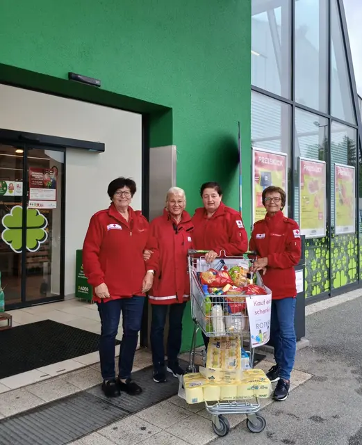 Die ehrenamtlichen Helfer der Gruppe "Essen auf Rädern Diersbach/Sigharting" standen Mitte Juni 2026 den ganzen Vormittag beim Supermarkt in Andorf bereit und sammelten Lebensmittelspenden. | Foto: Rotes Kreuz