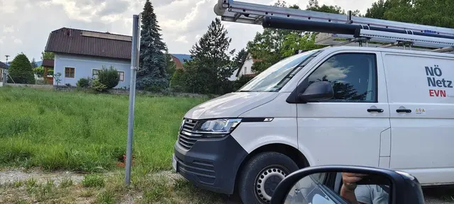 Kunstparker nimmt die Sicht auf die Stopp-Tafel. | Foto: Name d. Fotografen d. Red. bekannt
