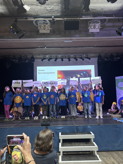 Die Volksschule Kufstein Stadt präsentierte ihr ESERO-Projekt rund um das Sonnensystem. Gemeinsam mit einem eigens einstudierten Weltraumlied begeisterten die Kinder das Publikum. | Foto: Regionalmanagement KUUSK