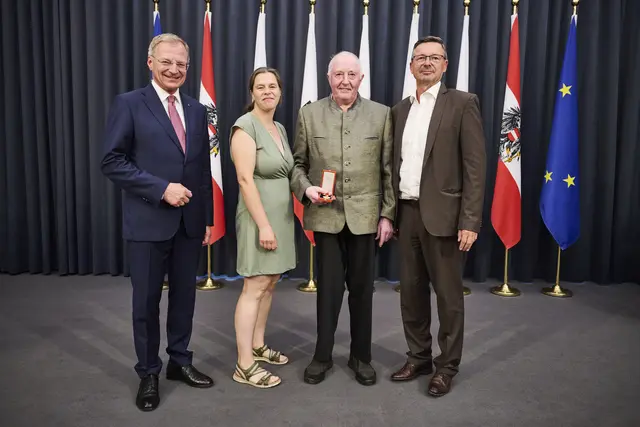 Von links nach rechts: Landeshauptmann Thomas Stelzer, Tochter Maria Jungwirth, Ludwig Jungwirth und Engelhartszells Bürgermeister Roland Pichler. | Foto: Peter Mayr/Land OÖ