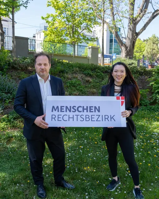 Bezirkschef Daniel Resch (ÖVP) ernannte Evelyn Shi zur Menschenrechtsbeauftragten in Döbling. | Foto: Menschenrechtsbüro