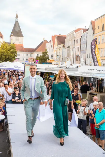 Bei der Modenschau präsentieren Models aktuelle Trends aus den Braunauer Modegeschäften. | Foto: Markus Imann
