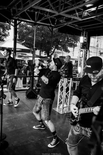 Die „Gehweida Gang“ sorgt am Samstag für beste Stimmung auf der Festbühne. | Foto: Markus Imann