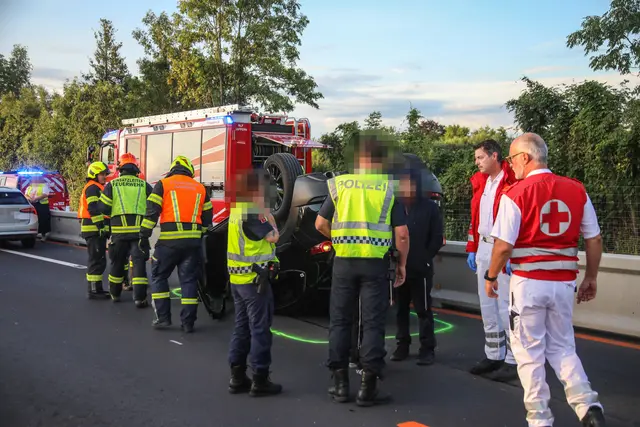 Acht Kilometer Stau auf der Welser Autobahn nach Autoüberschlag im Baustellenbereich bei Marchtrenk. | Foto: laumat.at
