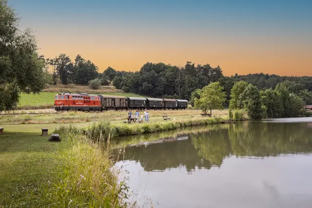 Laue Sommertage im Heurigenwaggon des Reblaus Express entspannt ausklingen lassen – die Sommerabendfahrten machen es möglich.  | Foto: NÖVOG/Schwarz-König