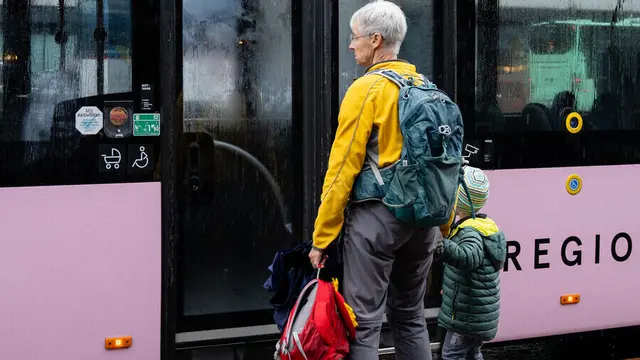 Mit dem neuen Huckepack-Bonus können Großeltern mit einem KlimaTicket Tirol Senior ihre Enkelkinder in den Sommerferien kostenlos im öffentlichen Nahverkehr mitnehmen. | Foto: VVT