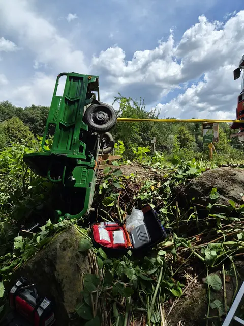 Nach dem Sturz eines Tuk-Tuks in ein Bachbett waren zahlreiche Einsatzkräfte zwischen Weppersdorf und Tschurndorf im Einsatz. | Foto: Freiwillige Feuerwehr Weppersdorf