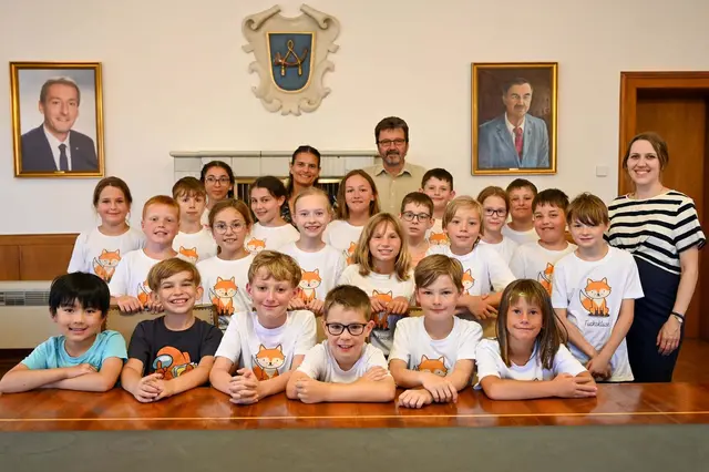 Die Schülerinnen und Schüler der 3a mit Stadträtin Evelyn Schmidt, Bürgermeister Gerhard Lentschig und Anja Ringswirth. | Foto: Langstadlinger / Stadtgemeinde Horn