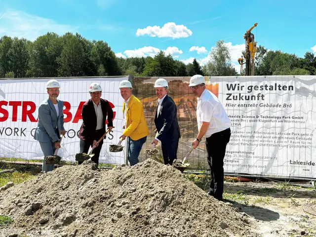 Markus Hornböck (Geschäftsführer BABEG), Vizebürgermeister Ronald Rabitsch, Bürgermeister Christian Scheider, Landeshauptmann Ing. Daniel Fellner und Mag. Bernhard Lamprecht (Geschäftsführer Lakeside Park) setzten gemeinsam den Spatenstich für die 8. Baustufe. | Foto: Büro Bürgermeister Scheider