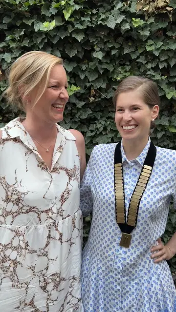 Sarah Grusch und Vita-Theresa Richter-Irsigler bei der Amtsübergabe. | Foto: LC3 Ried