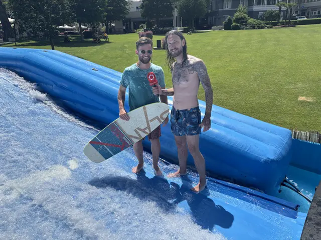Paul erklärte Peter vor Ort, auf was es beim Surfen ankommt.  | Foto: meinbezirk.at/Birgit Gehrke 