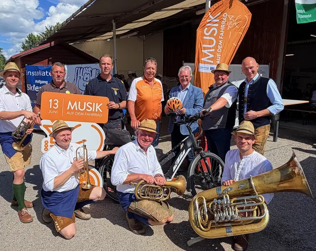 GR David Hertl, FF-Kommandant Michael Vogt, Bgm. Josef Tazber, LT-Präsident Karl Wilfing, GF Weinviertel Tourismus Hannes Steinacker und Projektleiter Horst Obermayer umrahmt von der Fiata Musi.  | Foto: Schultes 