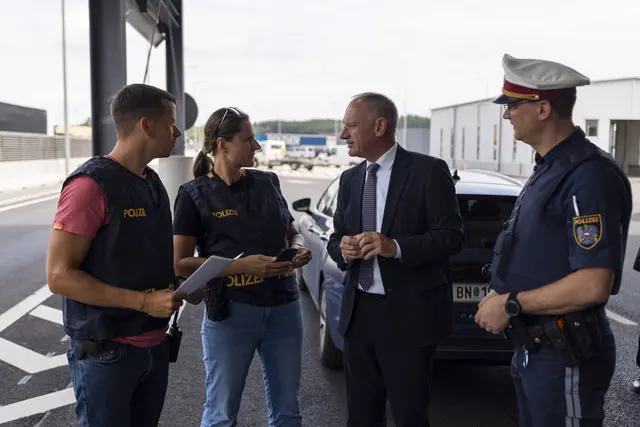 Innenminister Gerhard Karner besuchte die Landesverkehrsabteilung Niederösterreich am Verkehrskontrollplatz Wolfsbach. | Foto: LPD NÖ/O.Greene