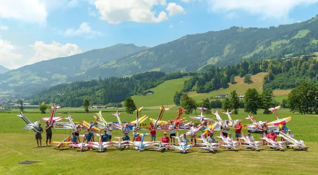 Ein tolles Bild: Die Modellflugsportler auf einem Foto vereint.  | Foto: Mader