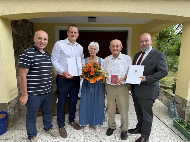Ortsvorsteher Johann Suttner, Vizebürgermeister Alexander Eckhardt, Leopoldine und Manfred Sebesta, BH Karl-Josef Weiss | Foto: Stadtgemeinde Hollabrunn