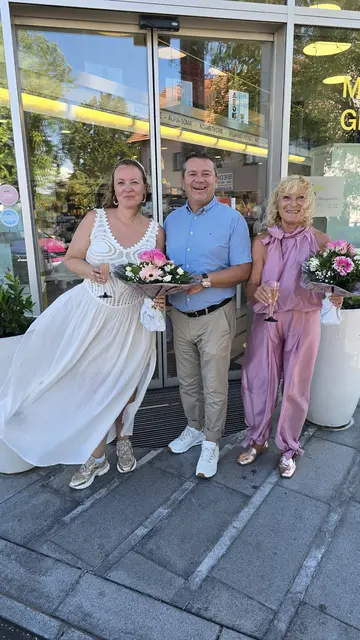Anna-Theras Strasser mit Bürgermeister Christian PArtoll und Renate Strasser. | Foto: Stadtgemeinde Ansfelden