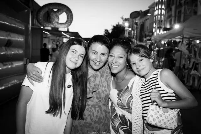 Gut gelaunte Besucherinnen genießen das ausgelassene Stadtfest. | Foto: Markus Imann