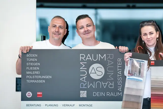 Abid, Adnan und Erna Salkica feiern zehn Jahre Raumaustattung. Abid ist seit 25 Jahren in der Branche tätig, Adnan seit 15 Jahren.  | Foto: Nina Hader