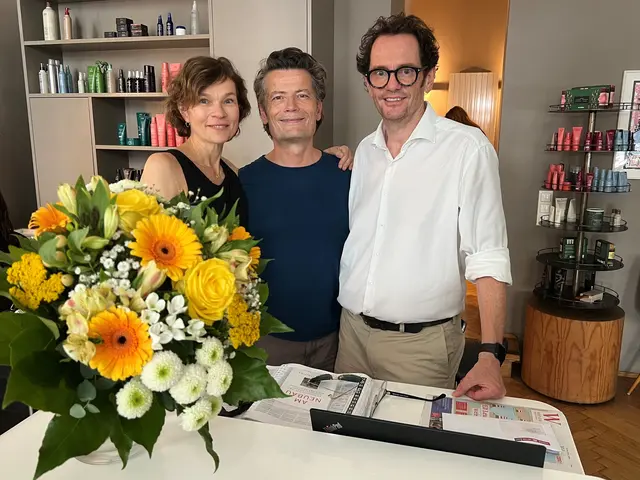 Bezirksvorsteher Markus Reiter (Grüne, r.) ließ es sich nicht nehmen, Danler und seine Frau Isabella persönlich für ihren Beitrag zum Grätzl zu danken und die beiden persönlich zu verabschieden. | Foto: BV7
