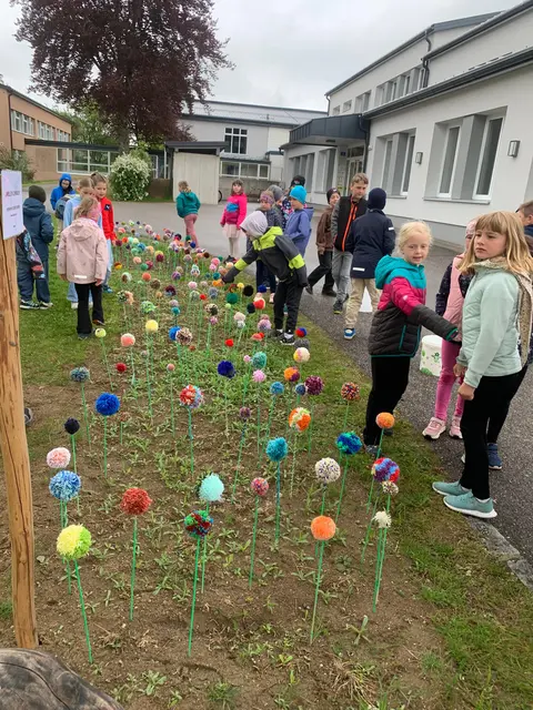 Eine bunte Blumenwiese aus Bommel-Blumen zierte den Schulhof von Lembach.  | Foto: VS Lembach