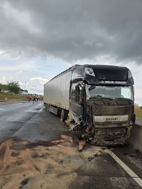 Ein alkoholisierter Lkw-Lenker verursachte auf der A5 einen schweren Verkehrsunfall.
 | Foto: FF Wolkersdorf
