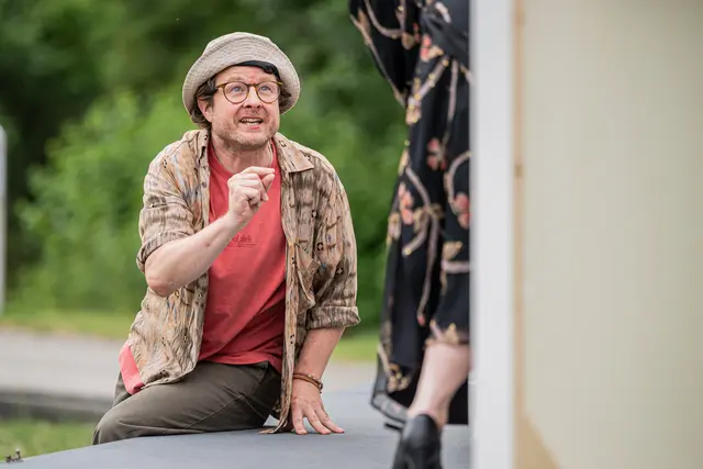 Mit der neuen Produktion „Nein zum Geld!“ tourt das Salzburger Straßentheater ab 9. Juli 2026 wieder durch Stadt und Land Salzburg und bietet Theatergenuss unter freiem Himmel.  | Foto: SKV / ebihara photography