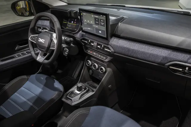 Strapazierfähige Stoffe im Innenraum des Dacia Sandero sorgen für eine einladende Optik. Die Ausstattungsversion Journey verfügt über einen blauen Denim-Bezug für einen zeitgemäßen Look. | Foto: Dacia
