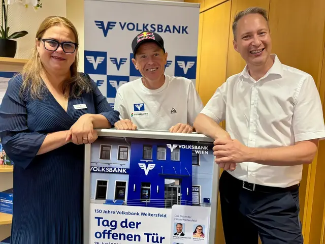 Leiterin Veronika Dietrich mit Andreas Goldberger und Regionaldirektor Wolfgang M. Weidinger. | Foto: Markus Kahrer