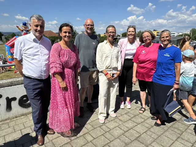 Alfred Klampfer, Helena Kirchmayr, Christoph Fuchs (Polytechnische Schule), Susanne Ebenberger (Besondere Schule Hart), Bürgermeisterin Sabine Naderer-Jelinek, Elisabeth Rumetshofer (MS Hart) und Meike Fux (VS Hart) beim Jubiläumsschulfest.
 | Foto: Stadt Leonding