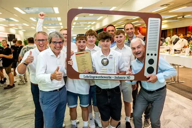 Walter Gems (IH Leitung), Karl Postl (Ausbildung), Markus Weninger (HR Leitung), Lukas Biricz, Mario Mrnjavac, Lukas Leithner, Manfred Mikusch (Betriebsrat), Armin Haidl, Manfred Postl (Ausbildung) und Manfred Tisch (Geschäftsführung). | Foto: David Schreiber