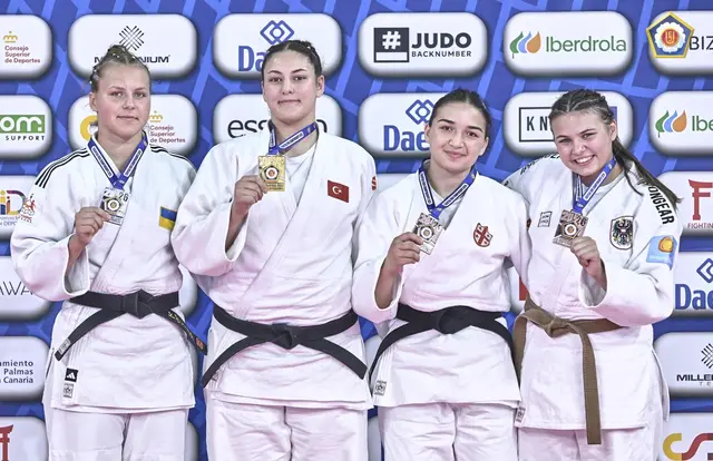 Stolz werden die Medaillen präsentiert. | Foto: EJU/Judo Austria/Sanjindo