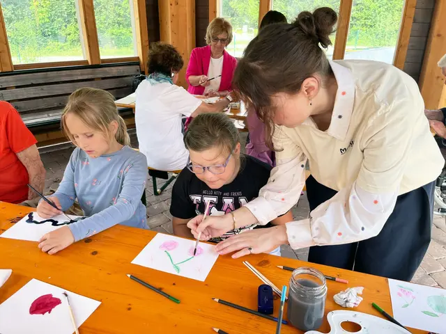 Unter der Leitung von Marion Sauer setzten sich die Teilnehmerinnen und Teilnehmer im Aquarell-Workshop malerisch mit der Sage auseinander. | Foto: Rotes Kreuz Salzburg