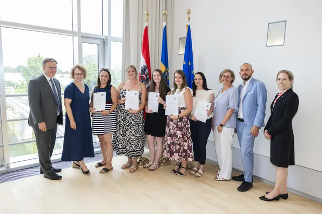 Abteilungsleiter Helmuth Sturm, Landesrätin Christiane Teschl-Hofmeister, die Absolventinnen Simone Halmschlager, Annika Schweinberger, Tanja Hatschka, Carmen Hörwein und Katharina Riepl, Fachgebietsleiterin Silvia Forstner, LPV-Obmann-Stv. Michael Filz, Abteilungsleiter-Stv. Nora Wicke
 | Foto: Foto Copyright: Nimo Zimmerhackl