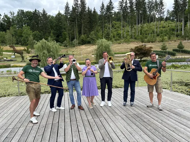 In Musiklaune (v. l.): Markus Kern, Thomas Apfelthaler, Erwin Movia, Andrea Wagner, Jochen Bocksruker, Helmut Linhart und Andreas Albrecher | Foto: MeinBezirk/Harald Almer