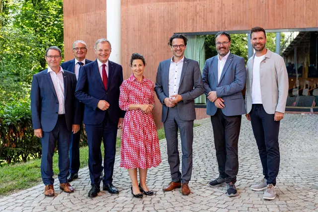 V.l.: Departmentleiter Robert Kolmhofer, Manfred Schleinzer (Bundesministerium für Landesverteidigung), Landeshauptmann Thomas Stelzer, kaufmännische Geschäftsführerin Isolde Perndl, Fachhochschule-OÖ-Präsident Michael Rabl, Dekan Stefan Wagner und Bürgermeister David Bergsmann. | Foto: E. Pils