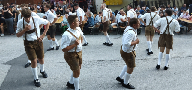 Schuhplattlergruppe Kothbergtal sorgt für Stimmung.