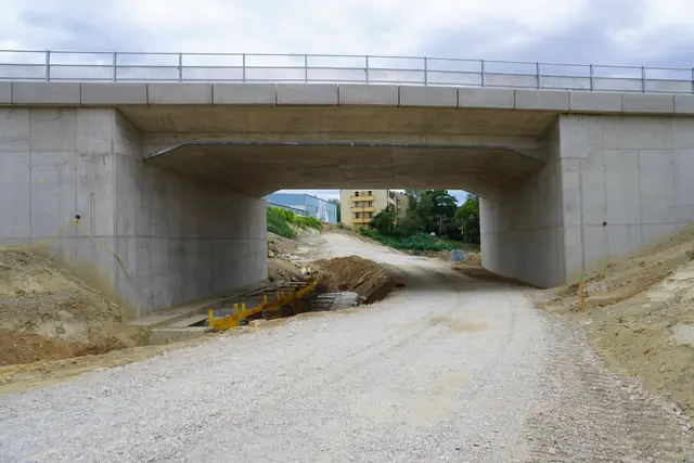 "Durch die Auflassung von Eisenbahnkreuzungen und den Bau von Unterführungen erhöhen wir die Sicherheit für alle Verkehrsteilnehmer", so Luzie Kneifel, Projektleiterin der ÖBB-Infrastruktur AG. | Foto: MeinBezirk/Barbara Babonitsch-Diewald