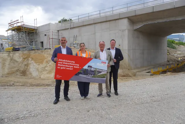 Verkehrslandesrat Heinrich Dorner, Luzie Kneifel (Projektleiterin ÖBB-Infrastruktur AG), Neudörfls Bürgermeister Dieter Posch und Thomas Hoffmann - Landtagsabgeordneter, beim Lokalaugenschein am Bahnhof in Neudörfl. | Foto: MeinBezirk/Barbara Babonitsch-Diewald