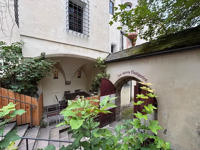 Der Zugang zum unteren Biergarten. | Foto: Königer