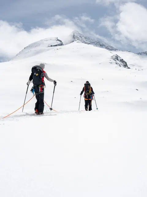 Regelmäßige Trainings sichern die Einsatzfähigkeit der Bergrettung. | Foto: Cian Baumgartner