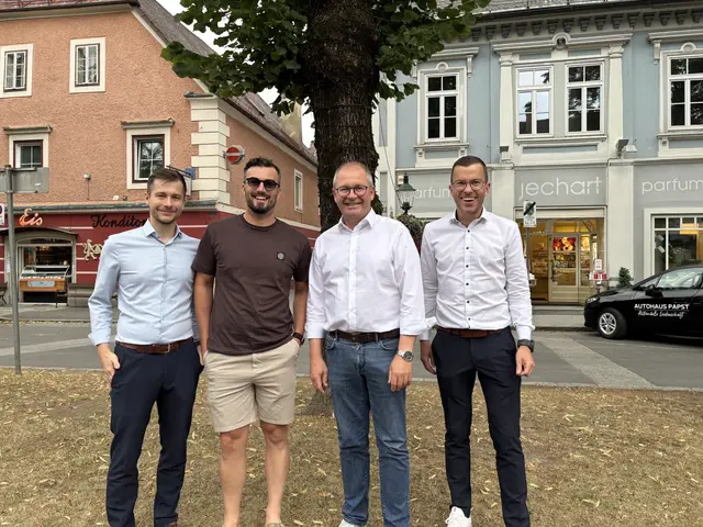 Bürgermeister Bernd Osprian (2. v. r.) und Sparkasse Voitsberg-Köflach-Direktor Stefan Reinprecht (r.) zählten zu den Fans. | Foto: MeinBezirk/Harald Almer