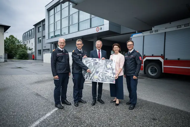 v.l. Landes-Feuerwehrkommandant-Stv. Michael Hutterer, Landes-Feuerwehrkommandant Robert Mayer, Landeshauptmann Thomas Stelzer, Feuerwehr- und Katastrophenschutz-Landesrätin Michaela Langer-Weninger und Landes-Feuerwehrinspektor Karl Kraml. | Foto: Land OÖ/Mayrhofer