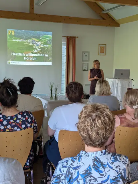 Simone Rudlstorfer über die aktuellen Entwicklungen in der Gemeinde Hörbich. | Foto: Frauen in der OÖVP Bezirk Rohrbach