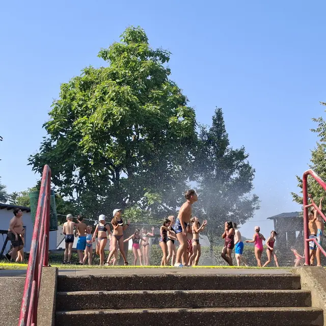 Erfrischende Hofpause: Am letzten Tag im heißen Juni 2026 gab es eine erfrischende Überraschung für die Volksschule Wagna. Die Freiwillige Feuerwehr Wagna kam mit Feuerwehrauto in den Schulhof und spendierte allen Schülern und Schülerinnen mit Wasserschläuchen eine mehr als willkommene, nasse Abkühlung! Die Kinder hatten großen Spaß bei dieser Aktion und wir bedanken uns sehr herzlich bei allen Beteiligten für diese unvergessliche Hofpause. | Foto: VS Wagna