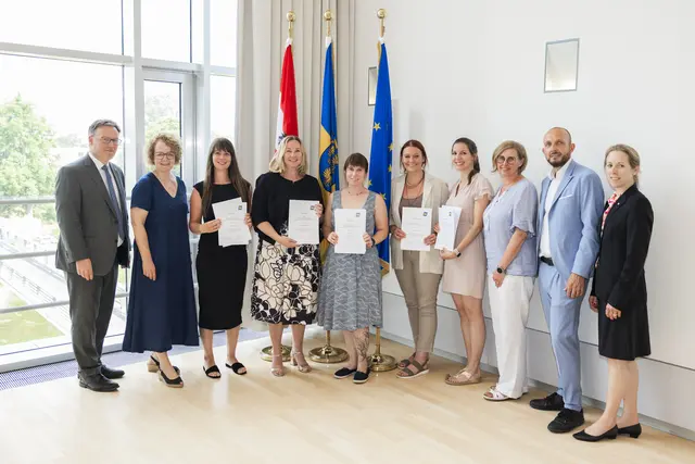 Abteilungsleiter Helmuth Sturm, ÖVP-Landesrätin Christiane Teschl-Hofmeister, die Absolventinnen Barbara Strametz, Christina Hafenscher, Caroline Hübl, Kristina Kaindl und Anja Pfalzer,  Fachgebietsleiterin Silvia Forstner, LPV-Obmann-Stv. Michael Filz, Abteilungsleiter-Stv. Nora Wicke. | Foto: Nimo Zimmerhackl