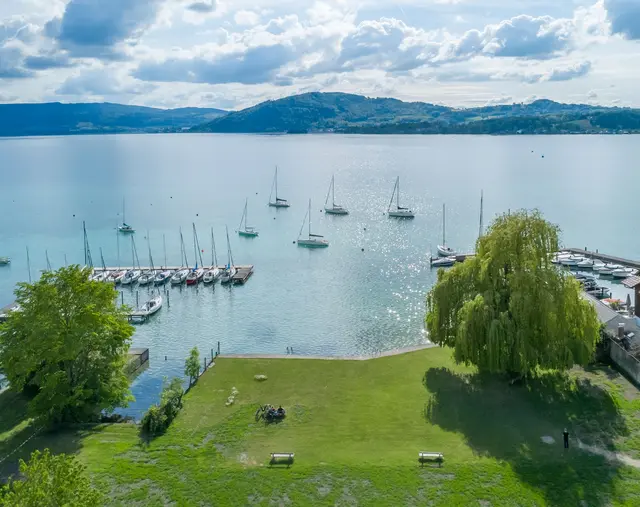 Die vergrößerte Wiese beim neuen Freizeit- und Erholungsareal in Schörfling am Attersee ist bereits für den badebetrieb geöffnet. | Foto: oebf/Wolfgang Simlinger