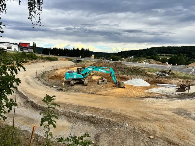 Unschwer zu übersehen ist derzeit die Baustelle an der Kreuzung B54 und B63. Die einst unübersichtliche Kreuzung soll durch einen modernen Kreisverkehr ersetzt werden. | Foto: Leonie Stanzel